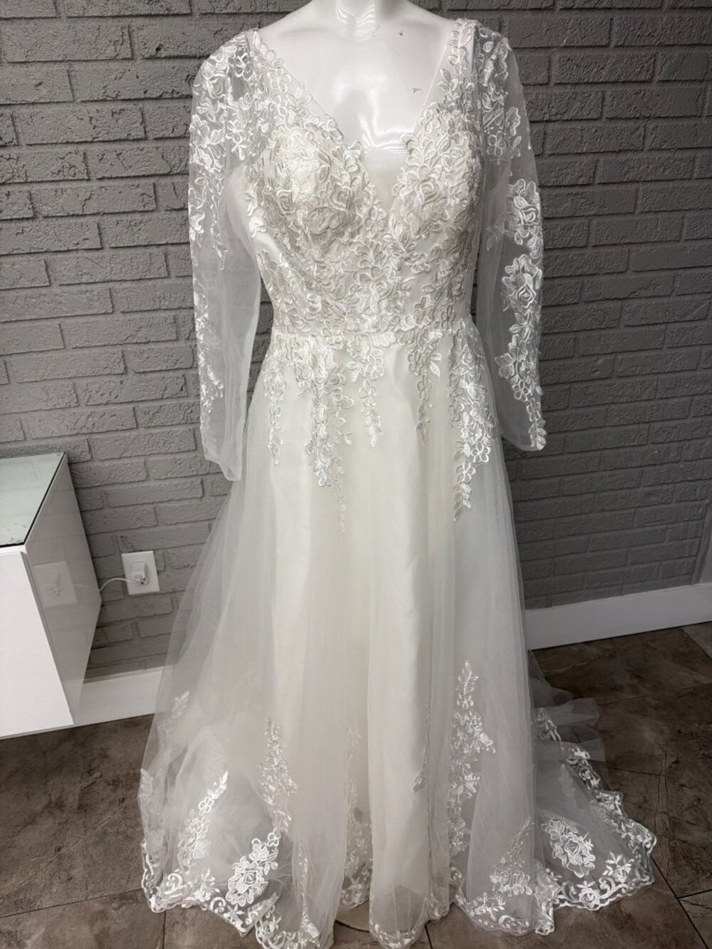 Boutique Embroidered White Mesh Lace Appliqué Wedding Dress Size 10